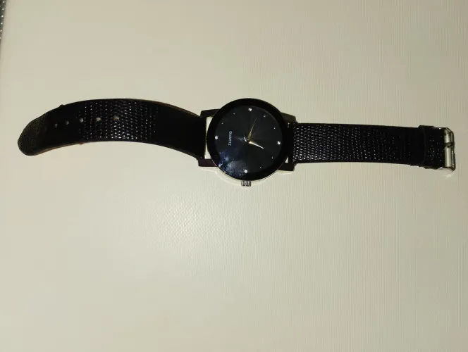 Relógio de pulso preto com detalhes em strass - (é necessário trocar a bateria do relógio)