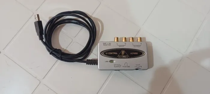 Interface de áudio Behringer U-Control UCA202