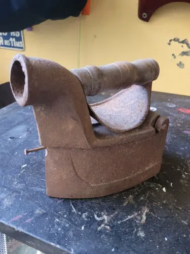 Ferro de Passar Roupas Antigo: