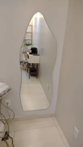 Espelho de Parede Moderno com Design Orgânico