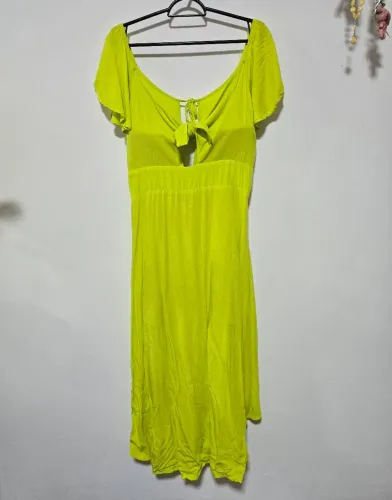 Vestido verde limão com detalhe vazado NOVO