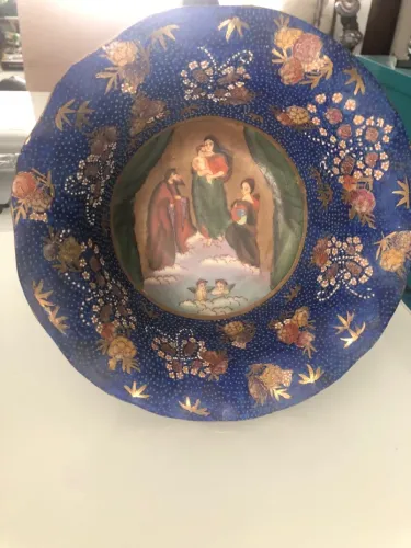 Prato Porcelana Detalhes Florais e Figuras Religiosas