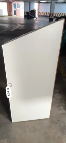  Tampo de bancada medindo 50cm por 1.20 numa ponta e outra 1metro fórmica branca