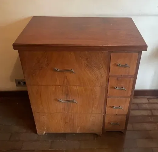 Escrivaninha adaptada madeira clara quatro gavetas laterais Puxadores bronze com Cadeira*