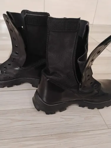 Coturno masculino.