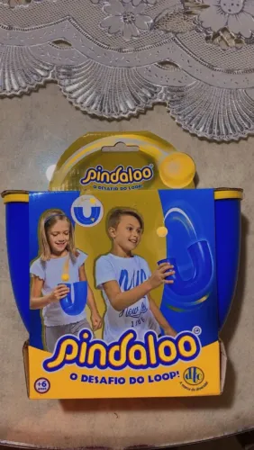 Pindaloo - brinquedo de malabarismo que envolve lançar e pegar uma bola em um tubo curvo.