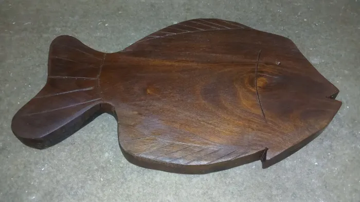 Tábua de madeira em formato de peixe