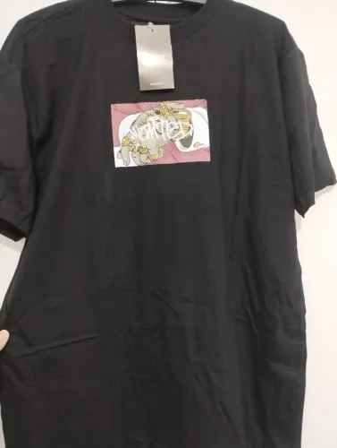 Camiseta Preta com Estampa de Mão