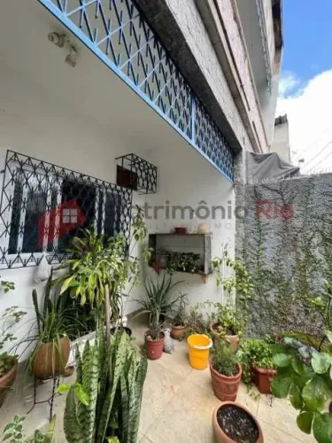 Lindo apartamento tipo casa, composto: ampla sala, copa cozinha, 3 quartos, 2 banheiros. E