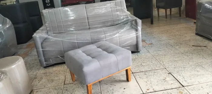 Sofá 3 Lugares Cinza e Puff
