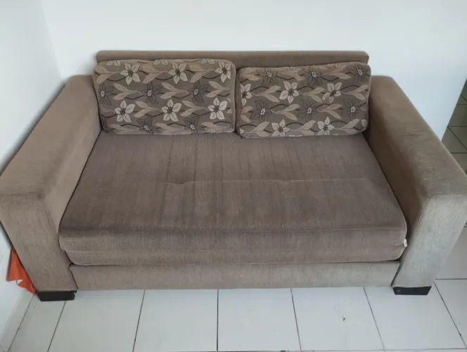 Poltrona cama casal confortável com almofada floral