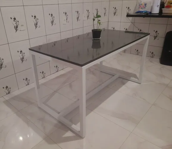 Mesa de jantar com design moderno