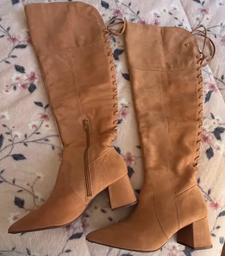 Bota Cano Longo Camurça Lança Perfume Bege