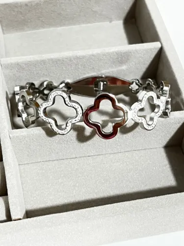 Bracelete Trevo vazado em Aço inoxidável.