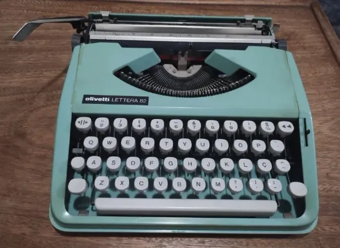 Máquina de escrever Olivetti Lettera 82