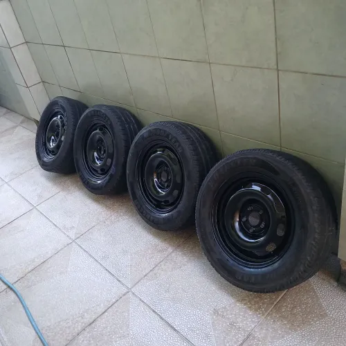 Rodas de ferro com pneus do VW fox