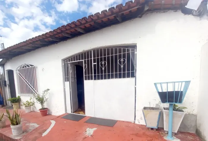 Abaixou! VENDO CASA DE 3 QUARTOS NOVENDO CASA NO CONJUNTO ALFREDO GOMES FERREIRA 