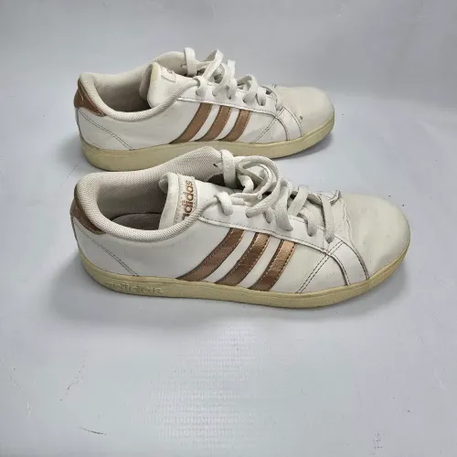 Adidas Grand Court Branco com detalhes em dourado