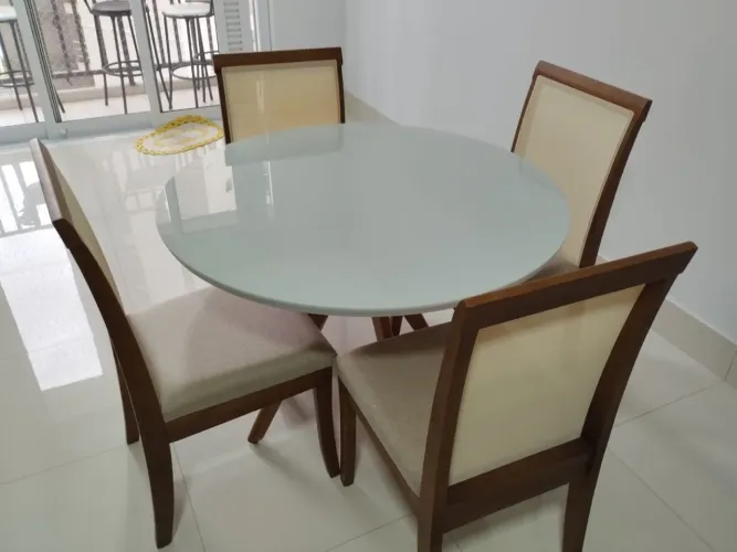 Mesa de Jantar Redonda com 4 Cadeiras de madeira