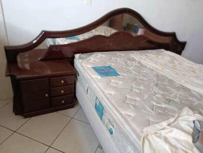 Cama  de Casal com Cabeceira, só a cabeceira com 1 criado e madeira maciça de mogno, usad