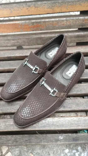 Sapatos de Couro Marrom Ferragamo