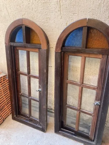 Duas Janelas / vitros pivotantes de madeira tipo colonial usadas