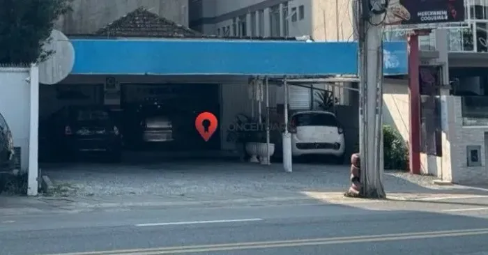 Terreno para a locação em rua de alto fluxo