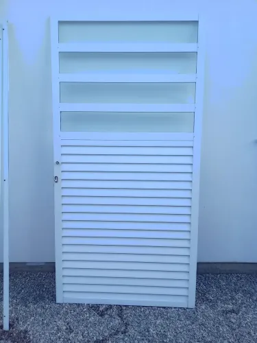 Porta de correr e janela basculante de alumínio