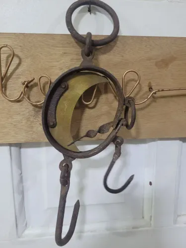 Balança de gancho ou meia lua antiga: