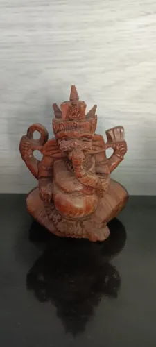 Escultura de Ganesha em madeira