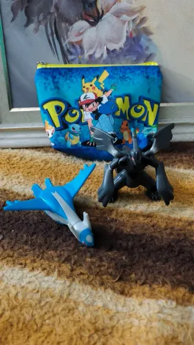 Kit Pokémon - Necessaire + Zekrom + Latios + Brinde Surpresa<br>