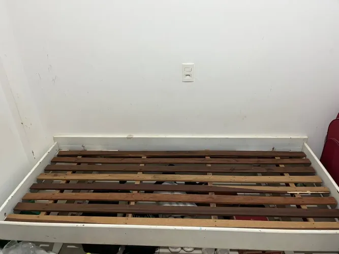 Cama de madeira com estrado