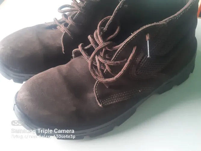 Bota de segurança em couro.