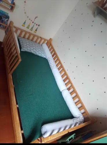 Cama montessoriana de madeira, em ótimo estado. Não vai com colchão 