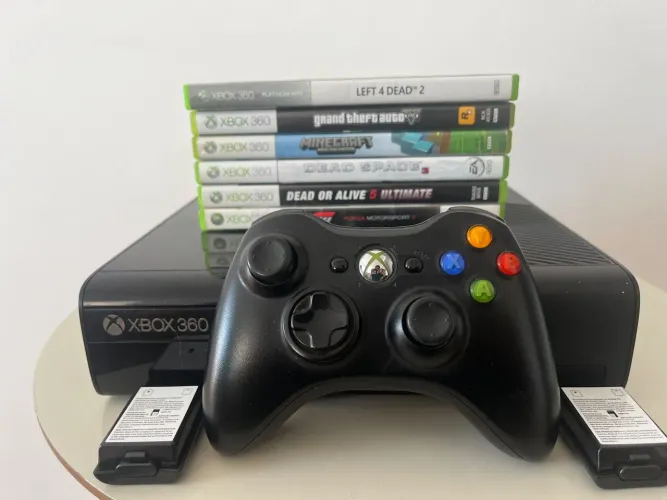 Xbox 360, 1 controle com 2 caixinhas(a pilha), 6 jogos originais.
