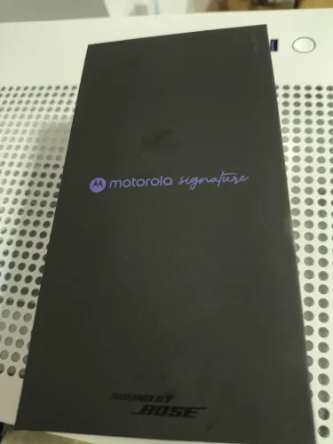 Motorola Signature 5G 512GB Preto 12GB RAM Tela 6,8" Câm. Traseira 50+50+50MP Frontal 50MP