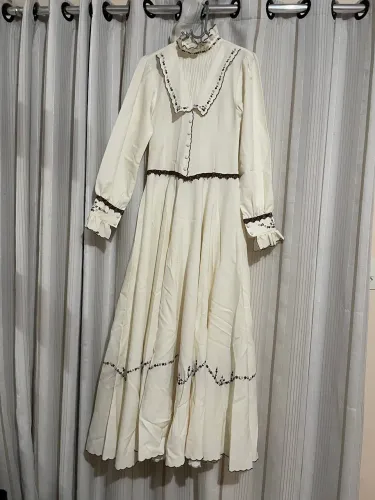 Vestido de prenda bordado bege