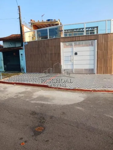 Casa Isolada de Esquina à Venda em Caiçara, Praia Grande - 2 Quartos e Piscina