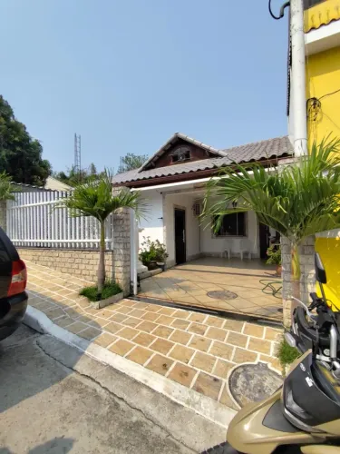 Casa nova em condomínio, em excelente estado de conservação.