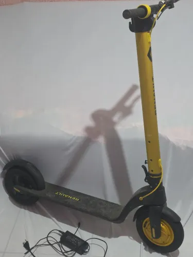 Patinete Elétrico Renault - Amarelo - autonomia 45km - velocidade máxima 25 km./h. Novo