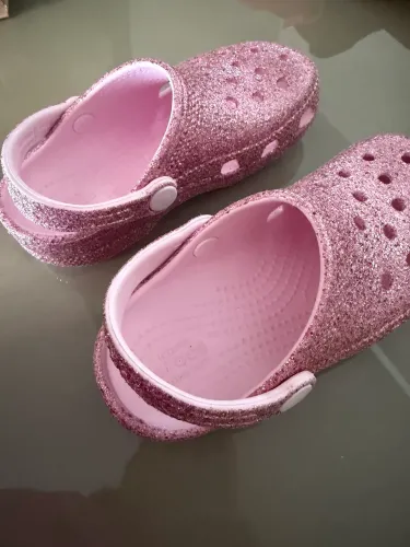 Crocs com brilho praticamente sem uso 