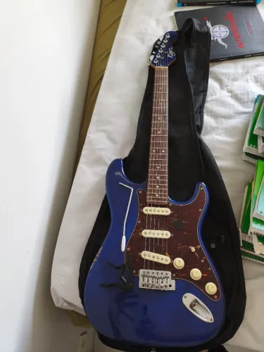 Guitarra stratocaster Eagle + case