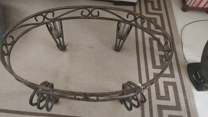 Mesa de metal reforçado e trabalhado 