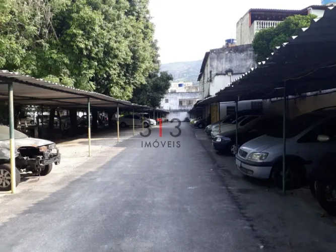 Excelente Terreno Plano Hoje como estacionamento coberto tendo um rio que corta o terreno 