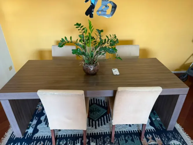 Mesa de jantar com cadeiras 
