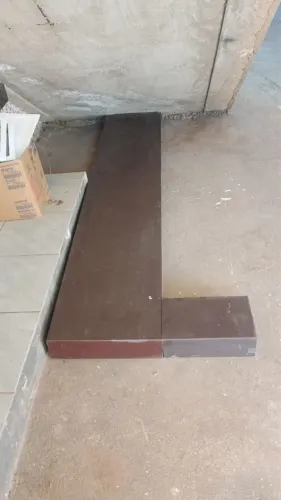 Variadas pedras e bancada (granito, quartzo Scarlet Red e Amarelo)