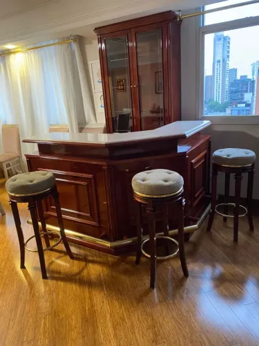 Bar de Canto Estilo Inglês em Mogno + 3 banquetas + Aparador Meia-lua de brinde