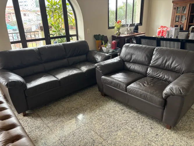 Sofá 3 e 2 lugares em couro legítimo na cor café 