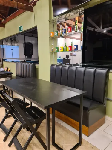Mesa com tampo em MDF preto e pés em metalon
