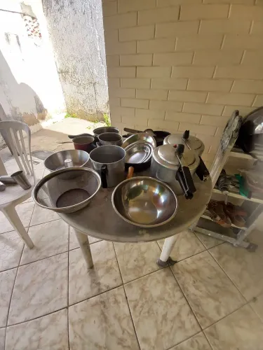Vendo vários iteis de cozinha bem barato como panela ,escorredor de arroz e macarrão inox.
